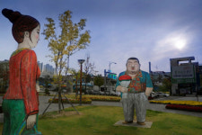 제가 흉해요?…‘조폭’ 연상 논란 휩싸인 춘천시 공공조형물