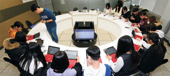 <공간혁신, 학교가 변하면 미래가 변한다>교실선 태블릿PC 수업, 소극장선 춤과 노래… ‘디지로그’로 배우다