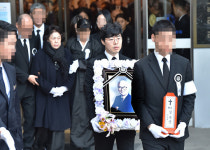 고인 뜻따라 ‘소박한 장례’… 생전육성 들으며 마지막 추모