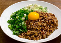 <패밀리&쿡>마제파스타, 쓰유·생크림 버무린 면에 다진고기·파·계란 고명…‘비빔 파스타’