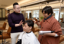 <별별 구독경제>커트·파마·염색·클리닉 등 무제한 이용… 월 18만원에 매일 손질 ‘연예인 같은 삶’