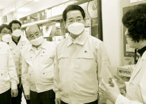 < Leadership 클래스-김영록 >직접 간식들고 직원들 찾아가 스킨십… 현안마다 ‘애가 닳도록’ 챙겨