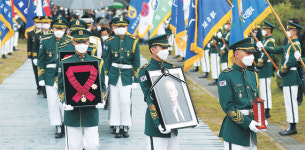 백선엽 대전현충원 안장… 韓美연합사령관 “전우여, 안녕”