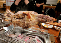 <이우석의 푸드로지>양꼬치 넘어 징기스칸·훠궈까지… 인기 절정이램~