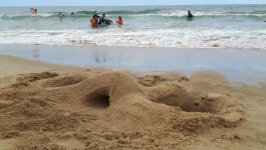 <포토 에세이>파도가 모래성은 없애겠지만…추억은 남기를