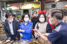 양천구, 5개 전통시장 방문 직접 장 보며 상인 격려 이벤트