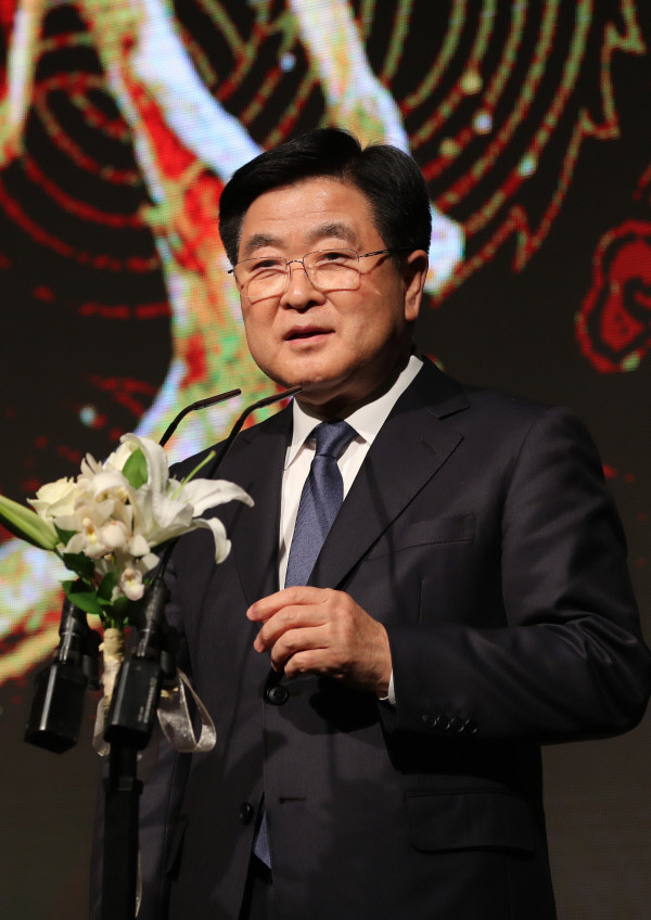 한국프로축구연맹 제13대 총재 선거, 권오갑 현 총재가 단독 입후보... 사실상 4선의 전망 에 대한 기사를 읽은 후에 제목을 만들어보면 좋을 것 같습니다.