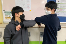 “새 친구 못 사귀고 화상수업 어려워… 우리들도 힘들었어요”