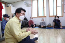 찜통더위에도…경로당 찾아 어르신 불편사항 일일이 챙겨