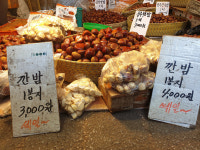 “‘한 되’씩 사는 사람 없어… 햇밤·대추 등 낱개 판매로 근근이”