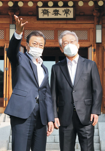 문재인 - 이재명, 靑 회동… 野 “선거 중립 위반”