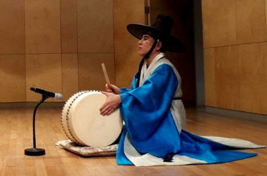 Gosu (고수) đệm trống Buk (북), tạo nhịp điệu và cổ vũ cho Sorikkun.