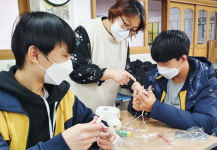 학생과 목도리 짜 ‘소녀상’ 둘러줘…‘역사의 현장’ 체험“