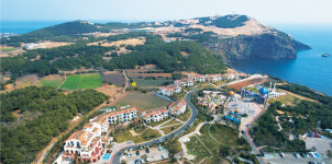 양파 모양 지붕·구불구불 천장…오스트리아 천재 예술가 魂을 우도에서 만나다