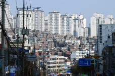 <도시풍경>아파트가 성벽처럼…달동네 금호동은 변신 중