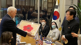 펜스에 김병종 그림 ‘화홍산수’ 선물