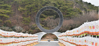 장엄한 노을속 한걸음 한걸음… 이곳은 삶의 길인가, 구도의 길인가