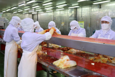 “정성으로 버무린 김치… 경기 학생 50만명 입맛 잡아”