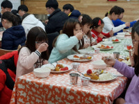 같이 먹고, 함께 놀고…“식당 가는 날만 기다려요”