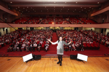 ‘파친코’ 이민진 작가 “역사가 우릴 저버려도 계속 전진해야”
