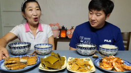 “막내아들 뻘 남편 곱게 봐달라” ... 37세차 ‘다정한 부부’ 혼인신고에 둘로 나뉜 여론