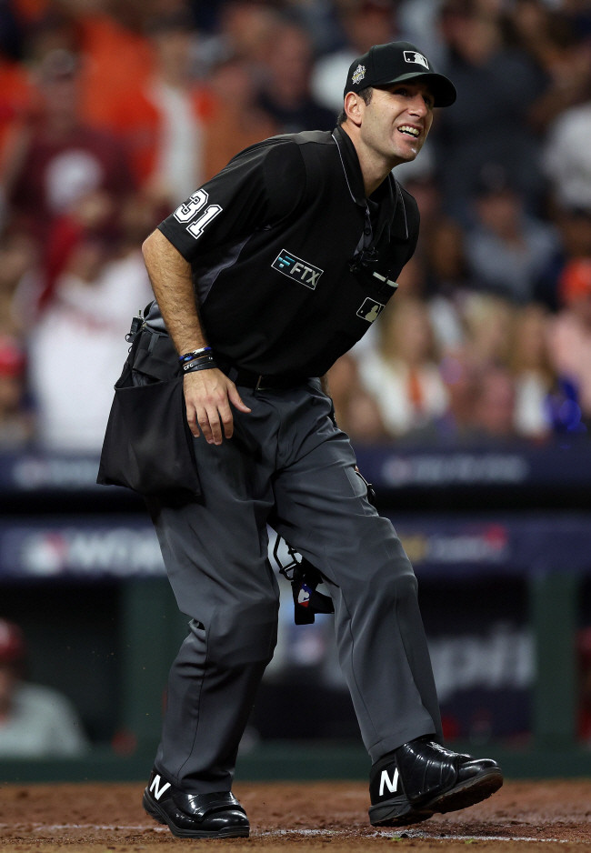 MLB 역사의 새로운 한 획, 최초 여성 심판 파월의 등장으로 인한 이목집중!