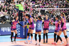 ‘김연경에 미치다’…아이돌 콘서트 같았던 배구장