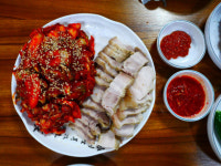 쭉 찢은 새빨간 김치와 야들야들 수육 ‘보물같은 한 쌈’