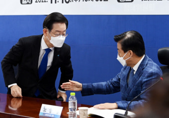 이재명, 턱밑수사에 민생행보로 반전 시도… 당은 ‘노웅래 수사’ 덮쳐 뒤숭숭