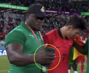 ‘울고 있는 손흥민에 다가와 셀카’ 가나 코치…“너무 무례”