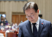 ‘사법리스크’ 커진 이재명, 새해 초 文과 면담 추진
