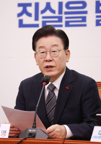 이재명, 새해 첫날 김대중·노무현 묘역 참배… 이튿날 文 대통령 예방