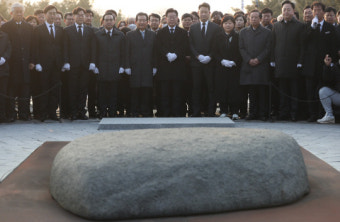 이재명, 새해 맞아 노무현 참배·文 예방 ‘단일대오’ 강화