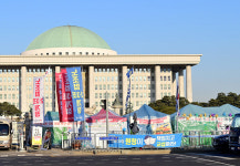 불법천막 난립 ‘캠핑장’ 같은 국회앞…호텔 인도 1년째 점거도