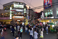 수십년 터 지킨 ‘치킨 성지’… 가마솥 조리·갈비소스로 ‘입소문’[우리 동네 ‘히든 챔피언’]