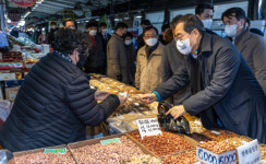 한 총리, 설 명절 앞두고 경동시장 상인 격려 방문…상인·협력 기업인들과 차담회