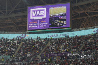 축구경기 VAR 판정 이유, 관중·시청자에게 설명한다