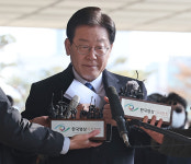 검찰 출석한 이재명 “尹 독재정권이 정적 제거” 반발