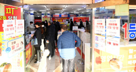 아침부터 붐비는 로또방