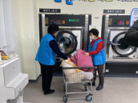 강원서 퍼지는 ‘공공 이불빨래방’… 어르신들 살림살이 걱정 씻어준다
