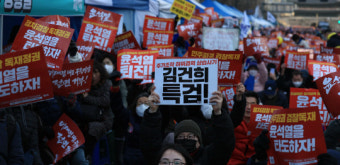 ‘체포동의안 표결’ 앞두고 서울 도심 촛불집회…“李 구속영장 거부·尹 퇴진”