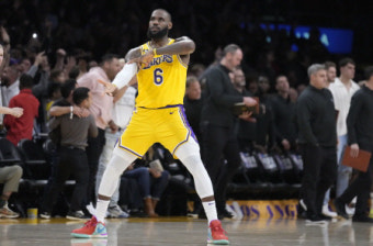 르브론 제임스 30득점…LA 레이커스, NBA PO 진출