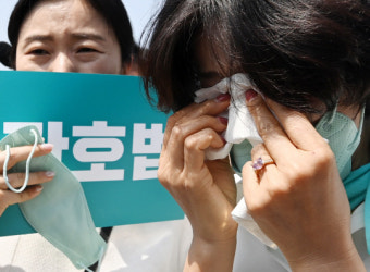 [포토뉴스] “약속만 믿었는데...” 간호사들 거부권 행사에 눈물