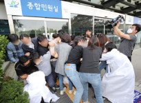 ‘경찰기동대 요청’ 거절당한 용산구…이태원 유족 시위에 청사 봉쇄