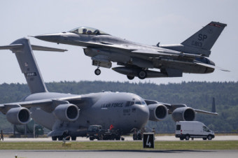 젤렌스키의 재촉에도…우크라 국방장관 “내년쯤 F-16 지원받을 듯”