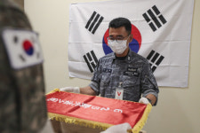 “6·25 형제 전사 최임락 일병 유해  70년 만에 조카 최호종 해군상사 직접 모셔”