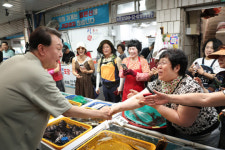 거제 고현시장 찾은 尹…어르신에 “회 많이 드셔서 정정해보여”