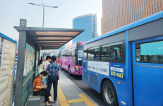 중앙차로 버스정류장이 아스팔트보다 더 뜨거웠다