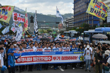 이순신 동상앞 反日몰이 민주당… “장군에게 부끄럽지 않게 싸울것”