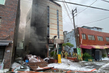 [속보] 부산 폐목욕탕 화재 뒤 폭발…소방관·공무원 등 10여 명 부상